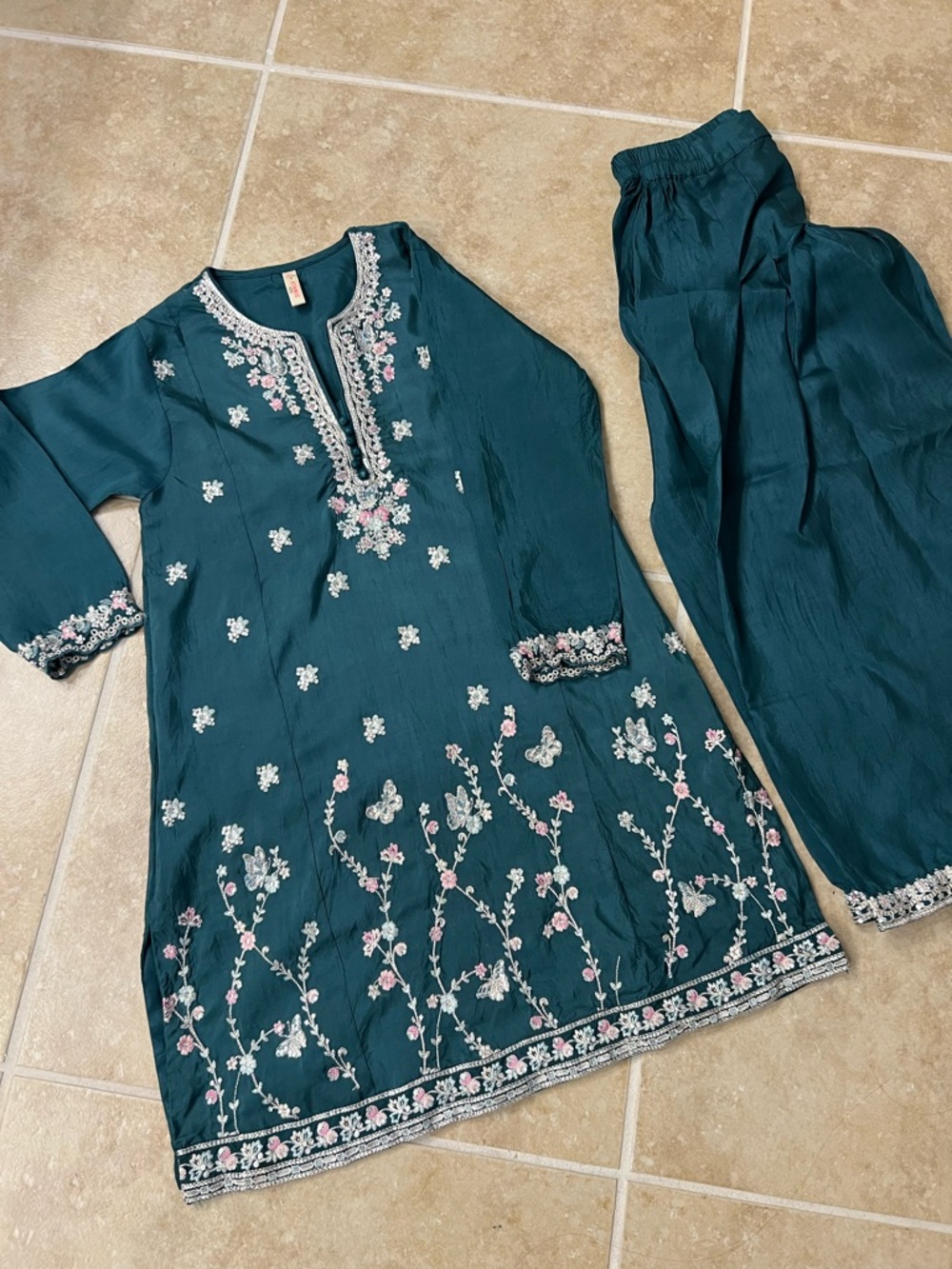 Girls dress Ethnc brand size 7/8 embroidery dress Indian Pakistani